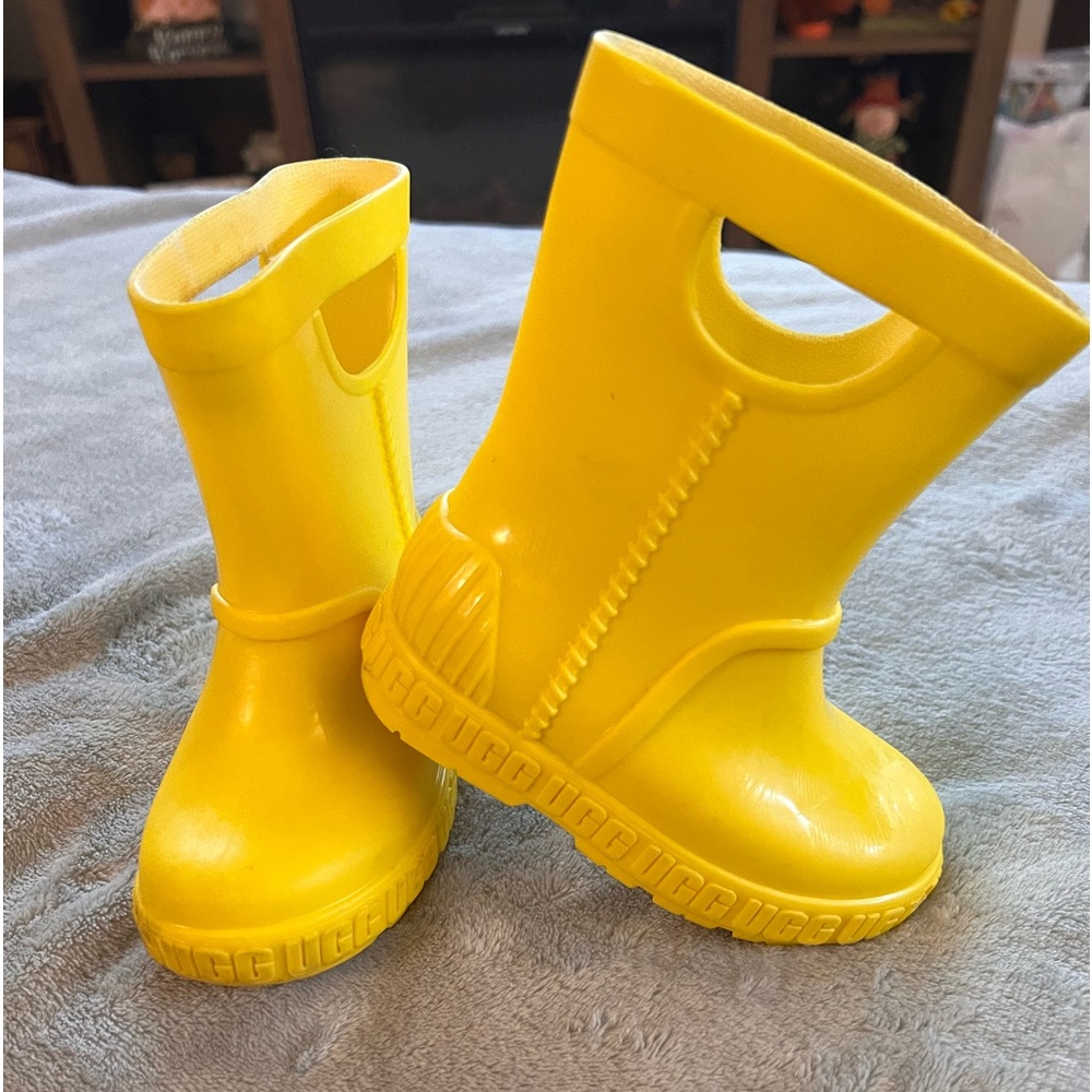 Let them jump in the puddles!! These adorable yellow UGG kids rain boots size 6T